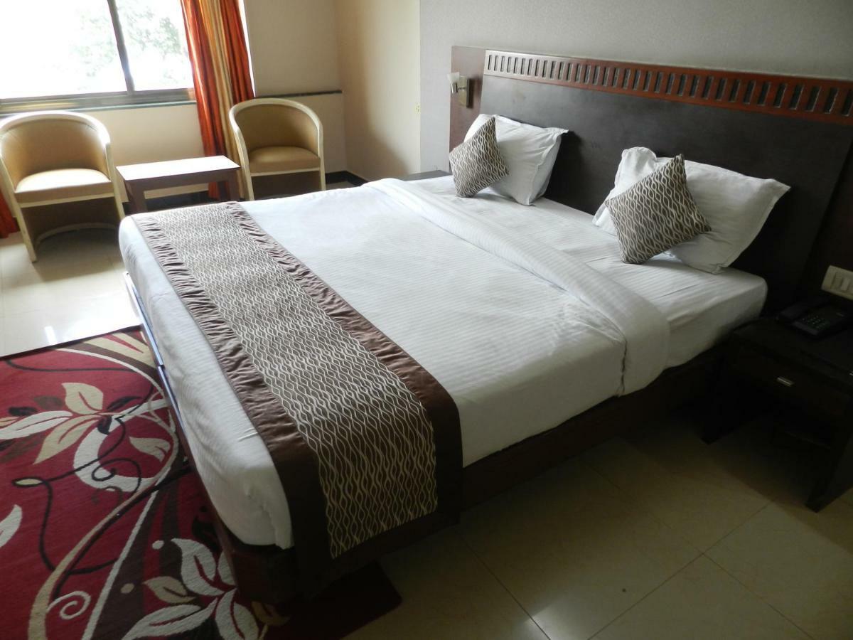 Hotel Ayodhya Kolhápur Kültér fotó